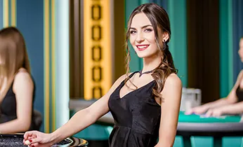 Đám đông cuồng nhiệt xem đá gà trực tuyến tại fv99